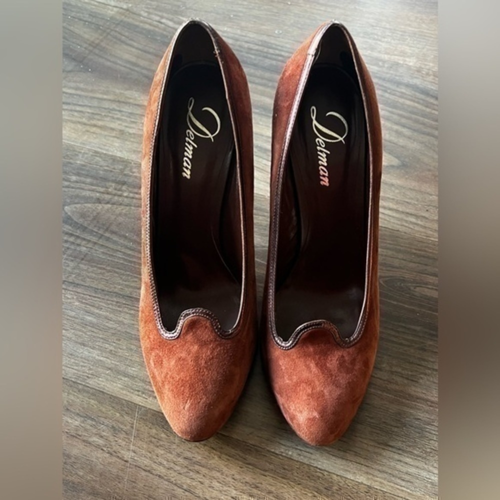 Delman Womans Cognac Suede 4"
Stiletto Heels Metallic Trim 10